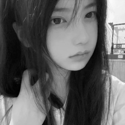 黑白女生头像真人