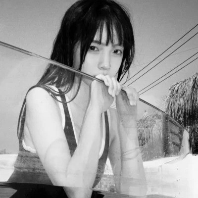 黑白女生头像真人
