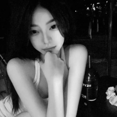 黑白女生头像真人