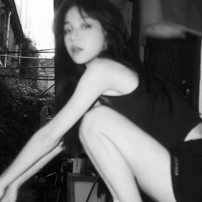 黑白女生头像真人