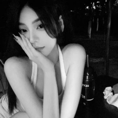 黑白女生头像真人