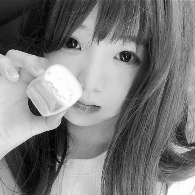 黑白女生头像真人