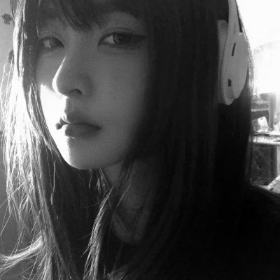 黑白女生头像真人