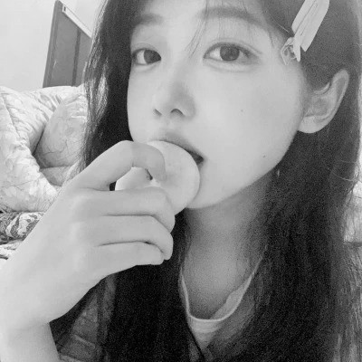 黑白女生头像真人