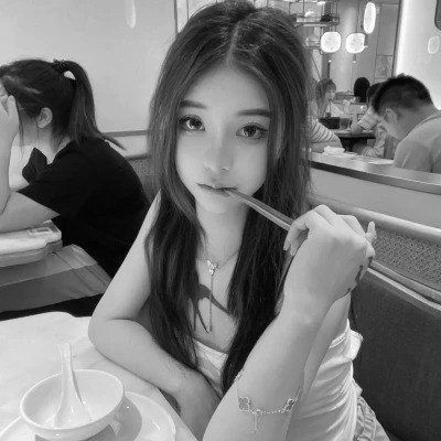 黑白女生头像真人