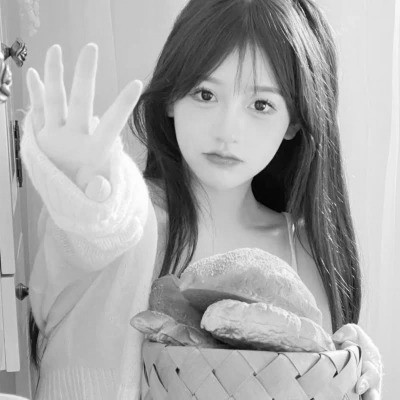 黑白女生头像真人