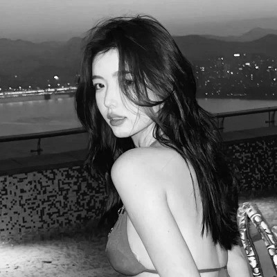 黑白女生头像真人