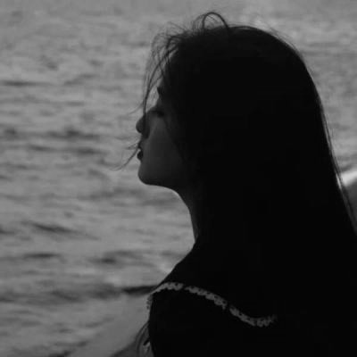 ins黑白女生部位头像图片