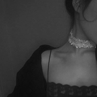 ins黑白女生部位头像图片