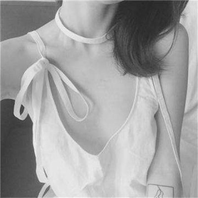 ins黑白女生部位头像图片