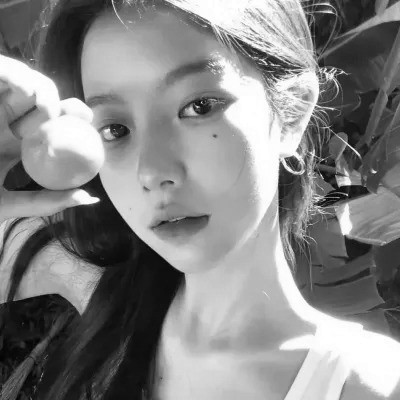 QQ黑白头像女生真人高清图片