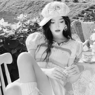 QQ黑白头像女生真人高清图片