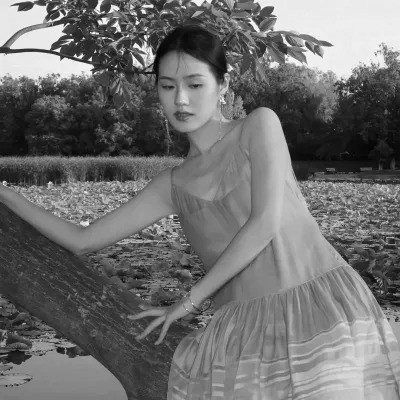 QQ黑白头像女生真人高清图片