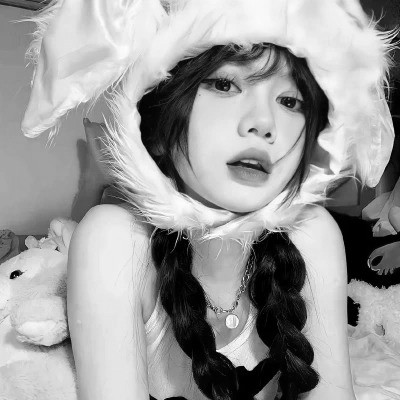 QQ黑白头像女生真人高清图片