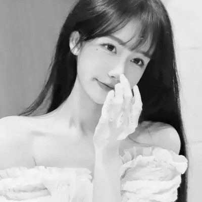 QQ黑白头像女生真人高清图片