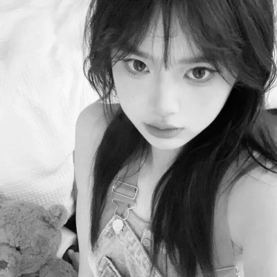 QQ黑白头像女生真人高清图片