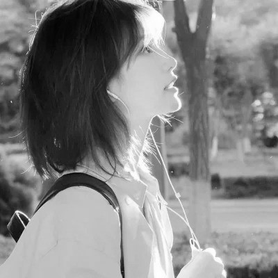 QQ黑白头像女生真人高清图片