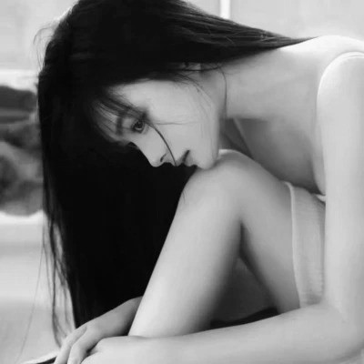 QQ黑白头像女生真人高清图片