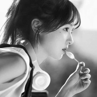 QQ黑白头像女生真人高清图片