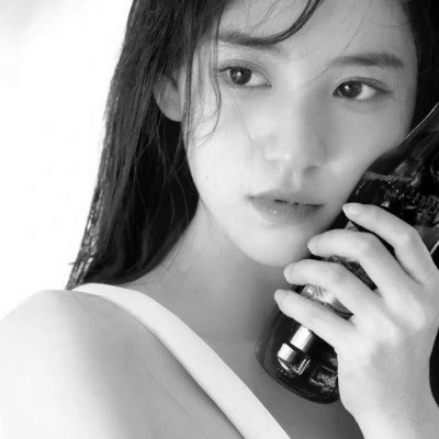 QQ黑白头像女生真人高清图片