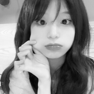 QQ黑白头像女生真人高清图片