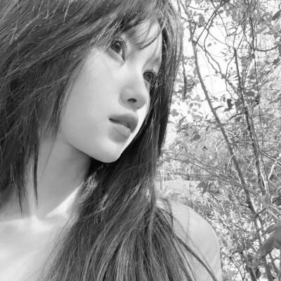 QQ黑白头像女生真人高清图片