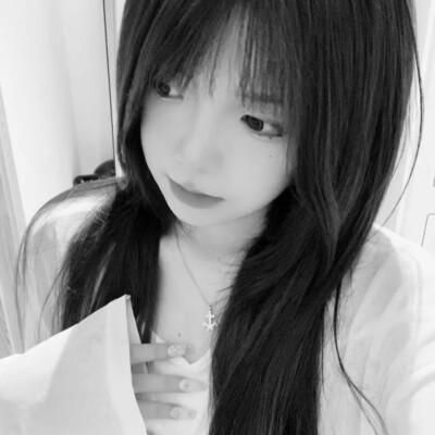 QQ黑白头像女生真人高清图片