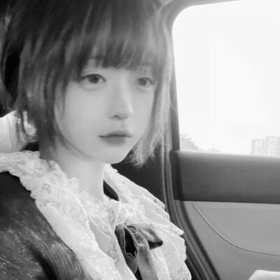 QQ黑白头像女生真人高清图片