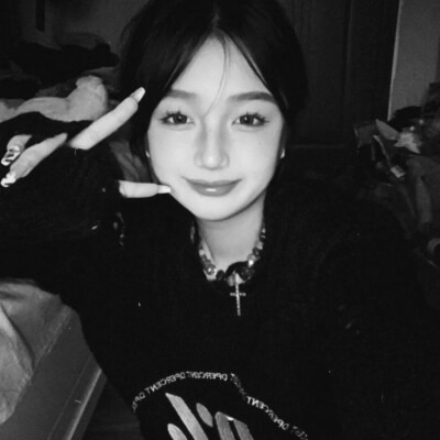 QQ黑白头像女生真人高清图片
