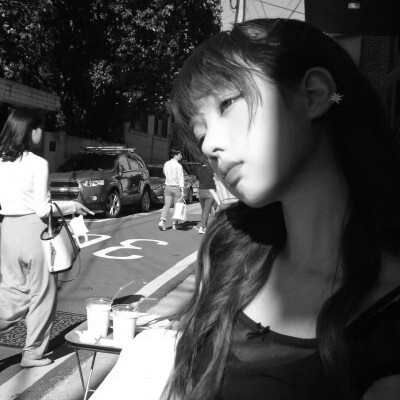 QQ黑白头像女生真人高清图片