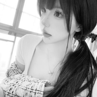 QQ黑白头像女生真人高清图片