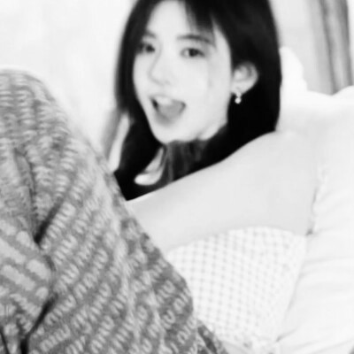 QQ黑白头像女生真人高清图片