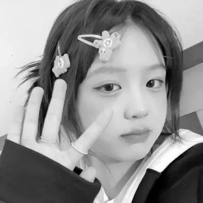 qq头像女生黑白少女高清图片