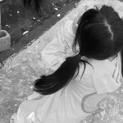 qq头像女生黑白少女高清图片
