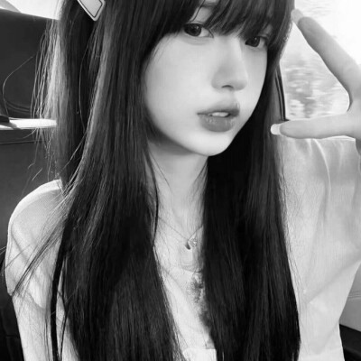 qq头像女生黑白少女高清图片