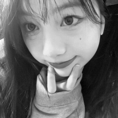 qq头像女生黑白少女高清图片