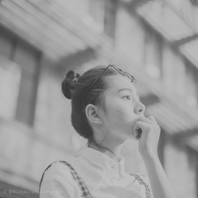 黑白女生头像唯美真人可爱图片