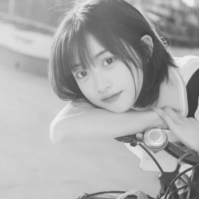 黑白女生头像唯美真人可爱图片