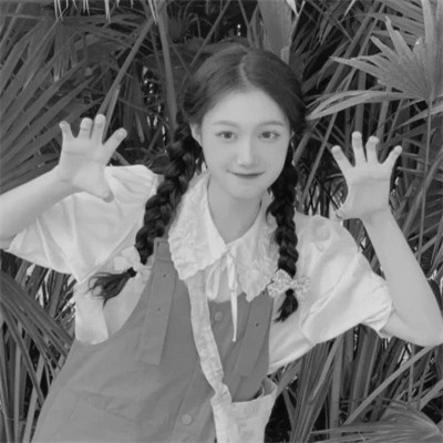 黑白女生头像唯美真人可爱图片