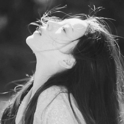 黑白女生头像唯美真人可爱图片