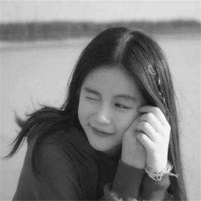 黑白女生头像唯美真人可爱图片