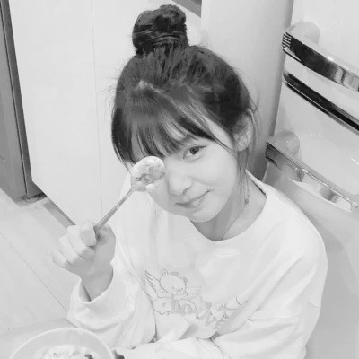 黑白女生头像唯美真人可爱图片