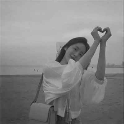 黑白女生头像唯美真人可爱图片