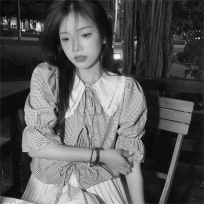 黑白女生头像唯美真人可爱图片
