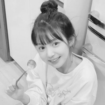 黑白女生头像唯美真人可爱图片
