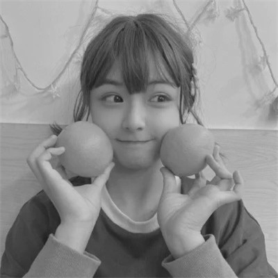 黑白女生头像唯美真人可爱图片