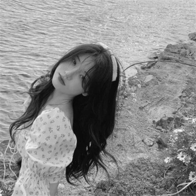黑白女生头像唯美真人可爱图片