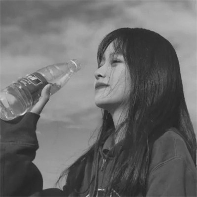 黑白女生头像唯美真人可爱图片