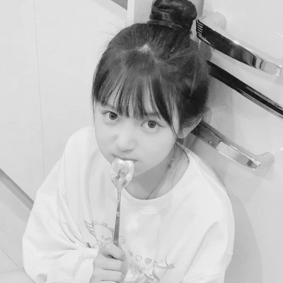 黑白女生头像唯美真人可爱图片
