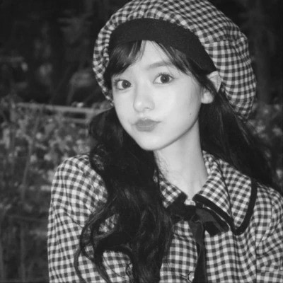 黑白女生头像唯美真人可爱图片